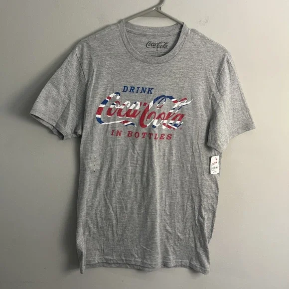 Coca Cola Patriotic USA Flag Men's T-Shirt Gray Small NWT Casual July 4th - Picture 1 of 5